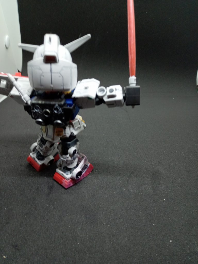 ビームサーベル所持時にはちゃんと、片方、抜けるようにしました。とはいえ、繋がってるランナーを切り離して、バックパックに嵌めて、取り外す時はバックパックを外してから取り外す仕組みです。