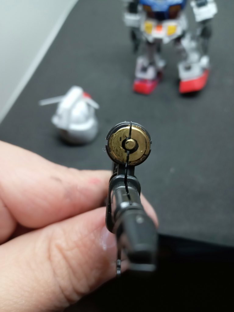 ビームライフルのセンサーは金色でしたので、。金色に塗装してみました。