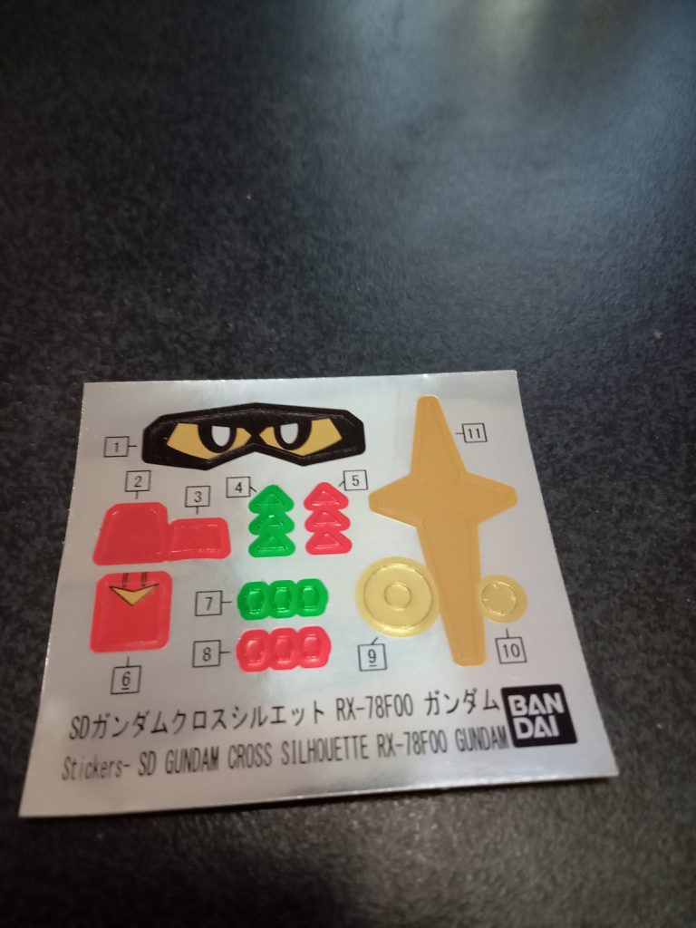 今回のシールはこれだけありました。全て、部分塗装しました。シールドの十字も黄色に塗装しました。