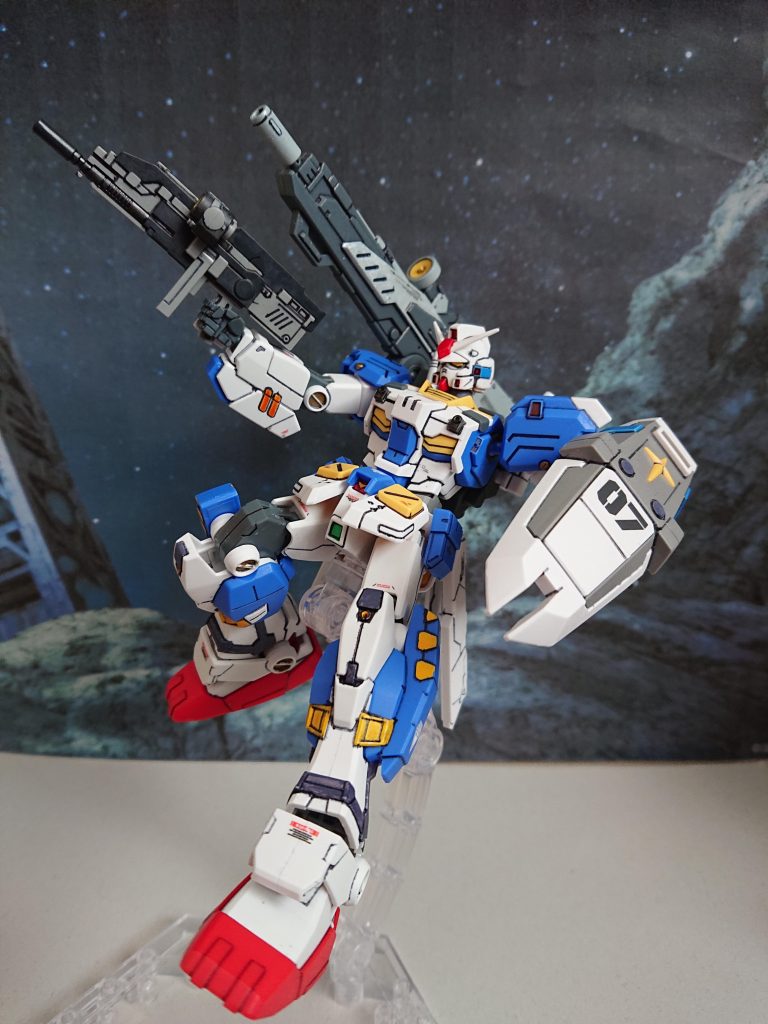 改造は首を伸ばした程度です。部分塗装では顔の横や盾の青部分、脚部分の黄色、ヘッドのセンサー類。武装のライフルやサーベルは単色だったのでオリジナルで部分的に色を変えてみました。