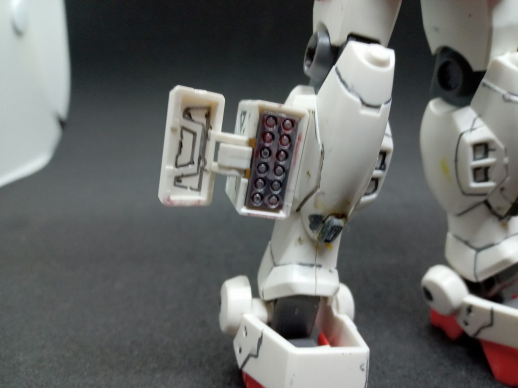 苦戦したのは砲撃型なので、弾頭を最初、足の方をメタリックレッド塗装したんですが、途中からシルバーに変更しました。足以外はシルバーに塗装しています。