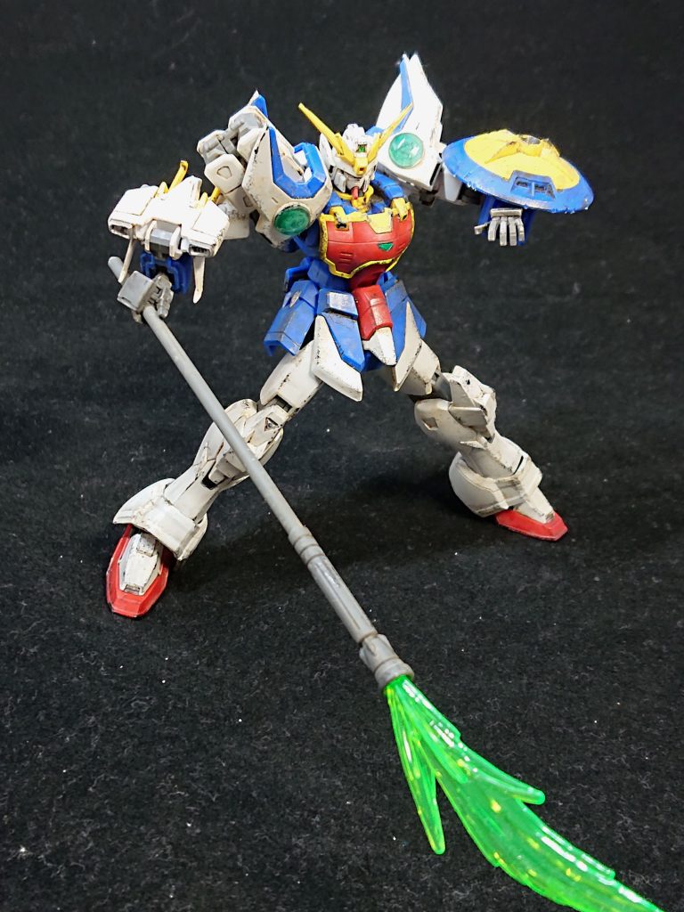 ビームグレイブを構えて。親指で保持するマニピュレータも画像の通り付随しているキットですが、たぶん元はサンドロック用だったと思うので、見た目ほど保持力は高くない…というか弱くなってる印象です(笑