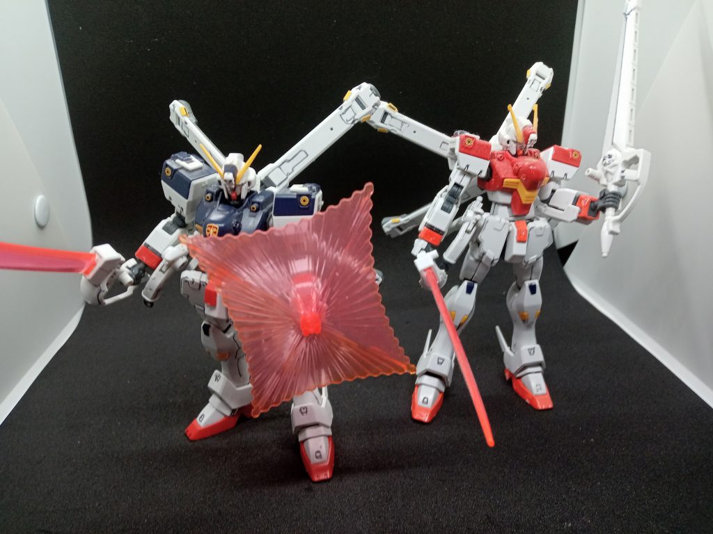 過去に投稿した赤いクロスボーンガンダムと一緒に撮ってみました。なんか、かっこいい(*^^*)