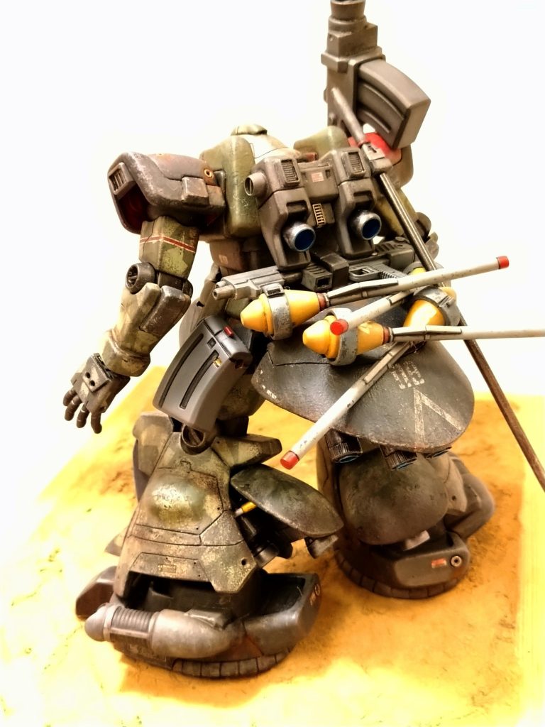 後ろは武器てんこ盛り。 こんな火元に近いところでは自爆の可能性が高く危ないです...   　お尻に爆弾つけて走るようなもの...しかし、 てんこ盛りの武装はカッコいいです💜尻フェチとしては丸見えより少し隠れていた方が(自粛)