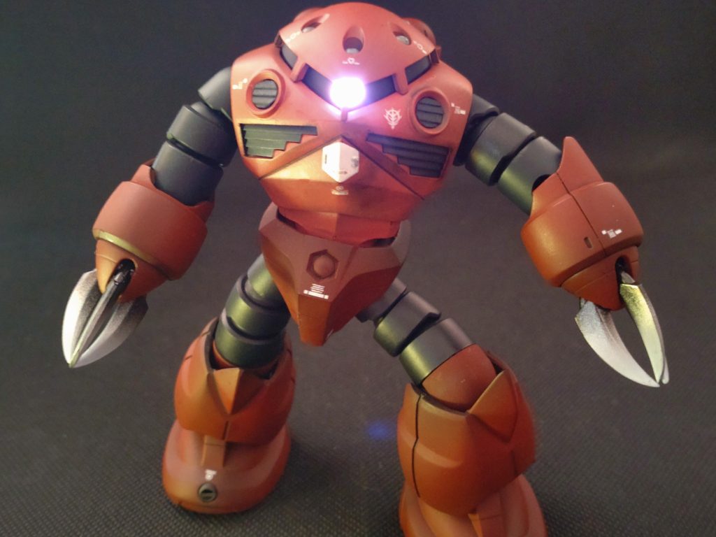 ガルマの事件以降、ドズルに排斥され、キシリア配下のマッドアングラー隊で復活した時のワクワク感はハンパ無かったです。ジャブローに降下し、このシーンの前に、有名なジムのお腹に穴を開けてるところですが、先人の皆様が素敵な作品を多く残していらっしゃるので、私はジムが爆発したところから再現してみました。組み上げ、若干ディテールアップ、黒サフ、塗装、LED組み込み(ボタン電池はお腹に収納)、デカール、少しだけ墨入れとウェザリング、つや消しクリア