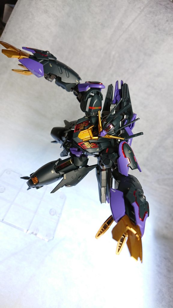 フレームはガンメタ(シルバー+赤鉄色)、ゴールドはキャンディ塗装(ゴールドの上にクリアオレンジ+クリアイエロー)です。