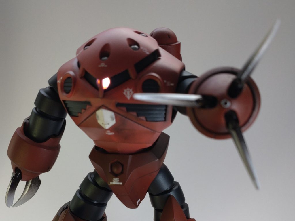 ズゴックは、比較的LEDは仕込みやすいですね。爪とぎは、気に入らなくて2回ほどマジックリンヘ漬け込みましたが、最終的にメタルブラック、シルバー、ホワイトでグラデーション付けてみました。