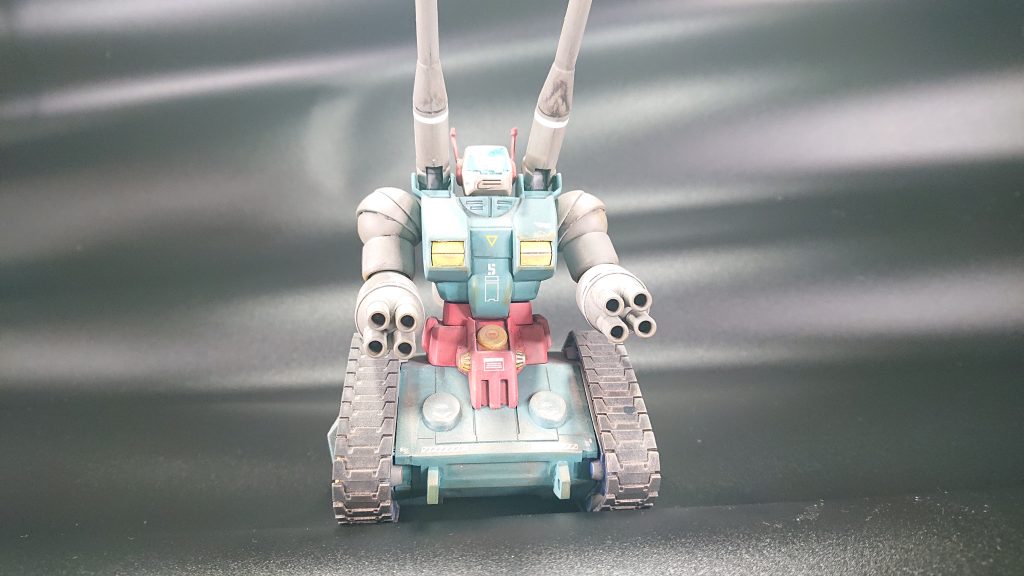 前から見たときのどっしり感を出したくて初めてプロポーションの改造をしました。具体的には胴を短くしてキャタピラの土台を幅増ししてます。