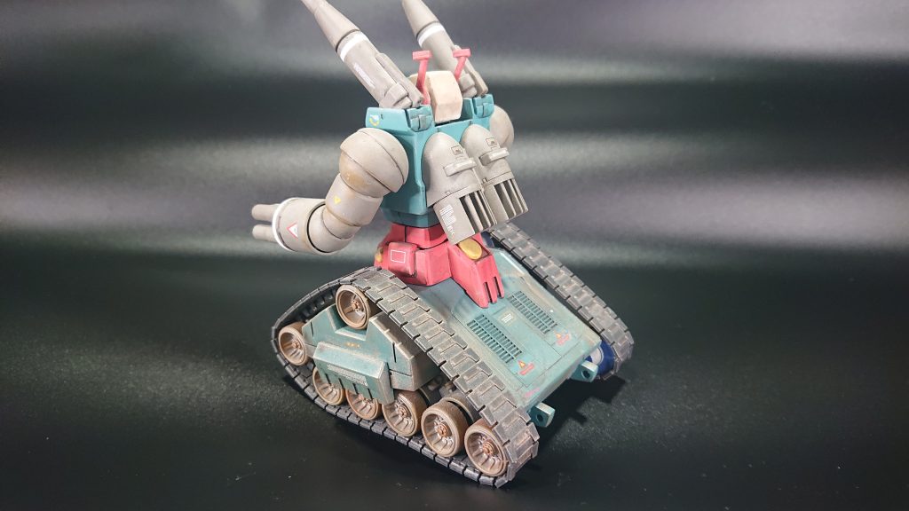 作ったのはまだコロナ禍に入りたてで暇を飽かしてガンプラを組み始めた頃で運良くV作戦セットが手に入ったのを、初めてエアブラシを使って仕上げた一つです。角がハゲて露出した金属感とかを出したくてタミヤのウェザリングマスターFで擦りまくってます。旧キットリアルタイプとかMSVの作例とか好きだった影響が出てます