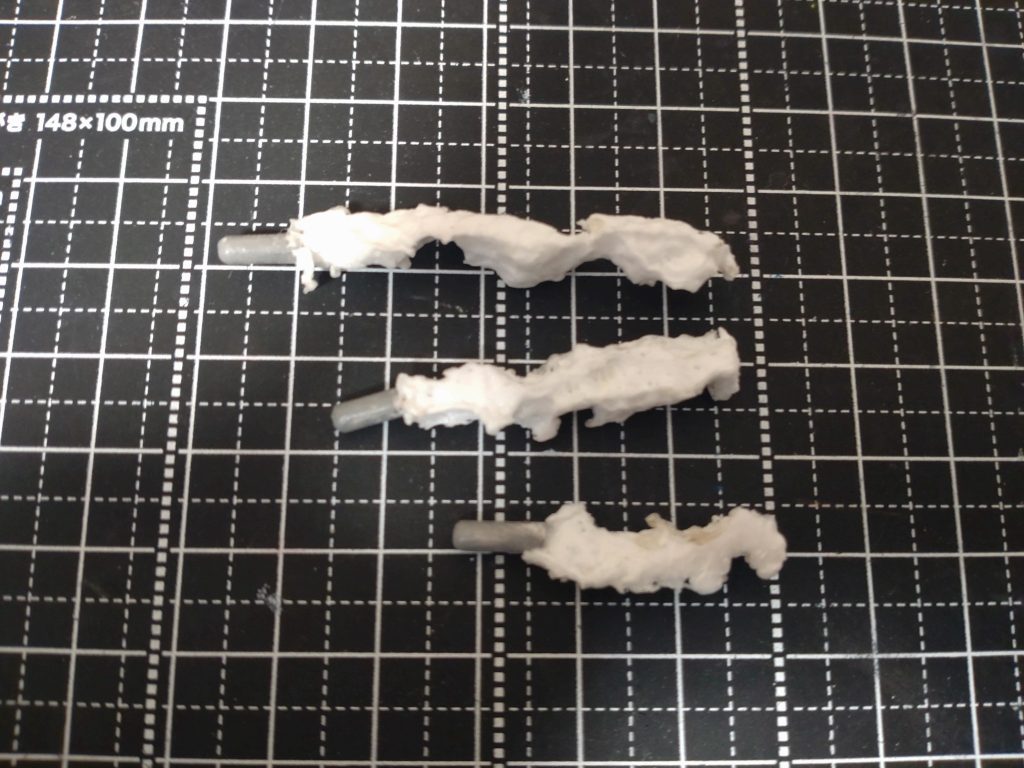 ミサイルは、ランナーをヤスリがけして、塗装して、発泡スチロールを削って、付けました。今回、発泡スチロール部分は塗装してないので、塗装するともっとカッコよく出来そうです。最後まで、見て頂き、ありがとうございました。