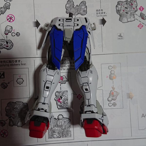 RGゴッドガンダムの制作その７です。リアスカート(前回フロントスカートと表記してしまいました。)とサイドスカートの組み立て。（2枚目）