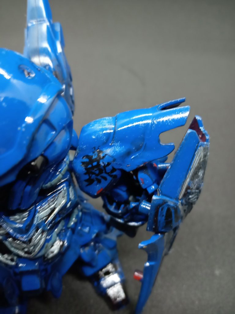 左肩に燕の文字が入ってる。黒いから見難いけどな。