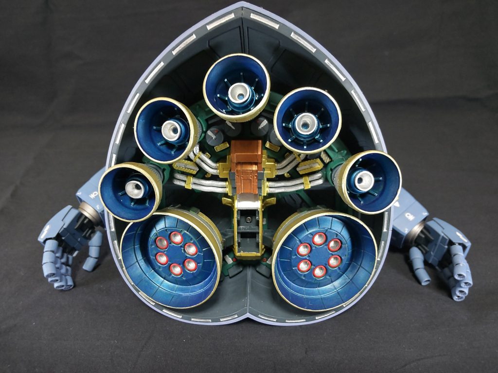 スカート内部、筆塗りで塗り分け 頑張ってみたのですが、組上がると全く見えないです。RGがうらやましい。