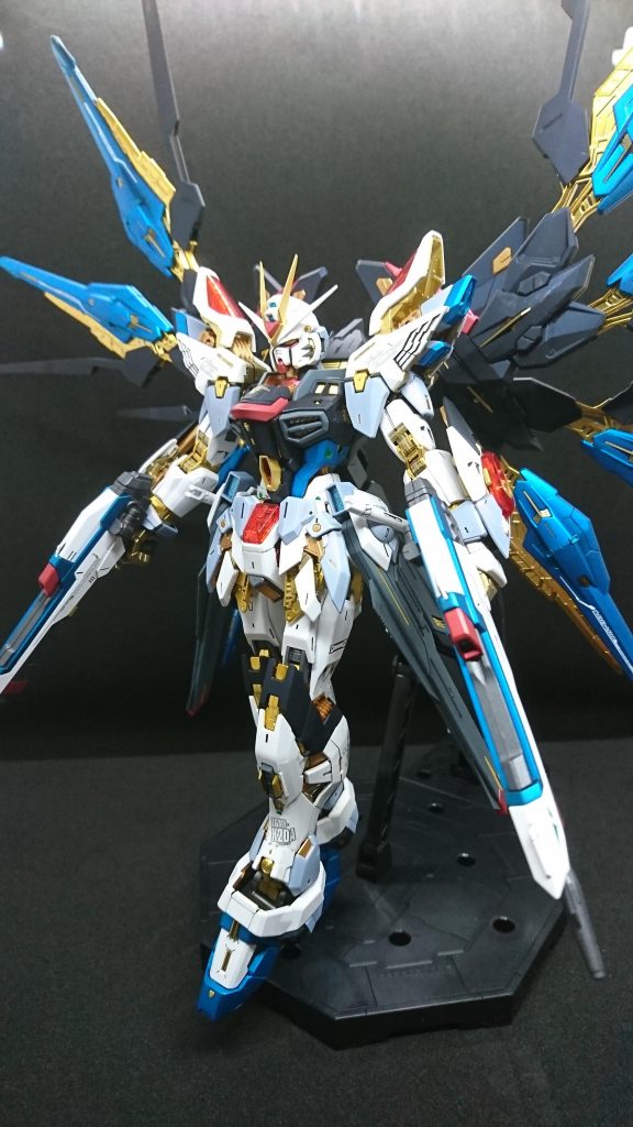 メッキパーツのイエローゴールド ホワイトゴールド カッパーゴールド以外 すべて塗装しました。通常のゴールド色のパーツはクレオスのブルーゴールドで塗装ライトグレーのパーツはガイアノーツのクリアーホワイトが青っぽく色が出てしまいましたがこれもいいと感じ決定