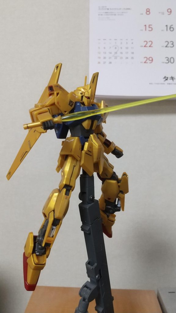 ビームサーベル展開！ショックアブソーバー的な部分は白で部分塗装しました。バーニアもいつも通り、ガンダムマーカーメタリックブラックで塗装。