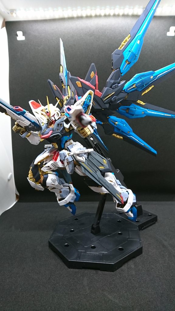 ヘッドパーツのマスクが割れたり3Dメタリックシールに苦戦したりいろいろありましたがやっと完成しました。次はRGサザビーを目指せスペシャルコーティングで作って行こうと思います。