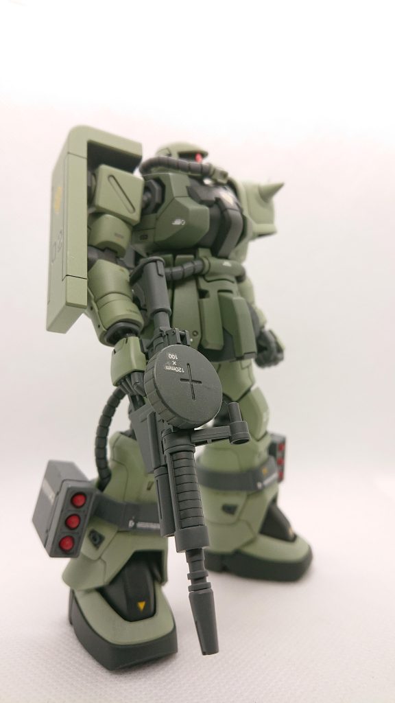 右側前面より。本機はザクマシンガン(MMP-78)装備としました本銃はよく見ると伸縮型のストックであったり、グリップ周りは米軍のM16をイメージさせるデザインです。また、マガジンを外せば対空砲弾マガジン仕様にできるので。とても出来の良い物だと思います。