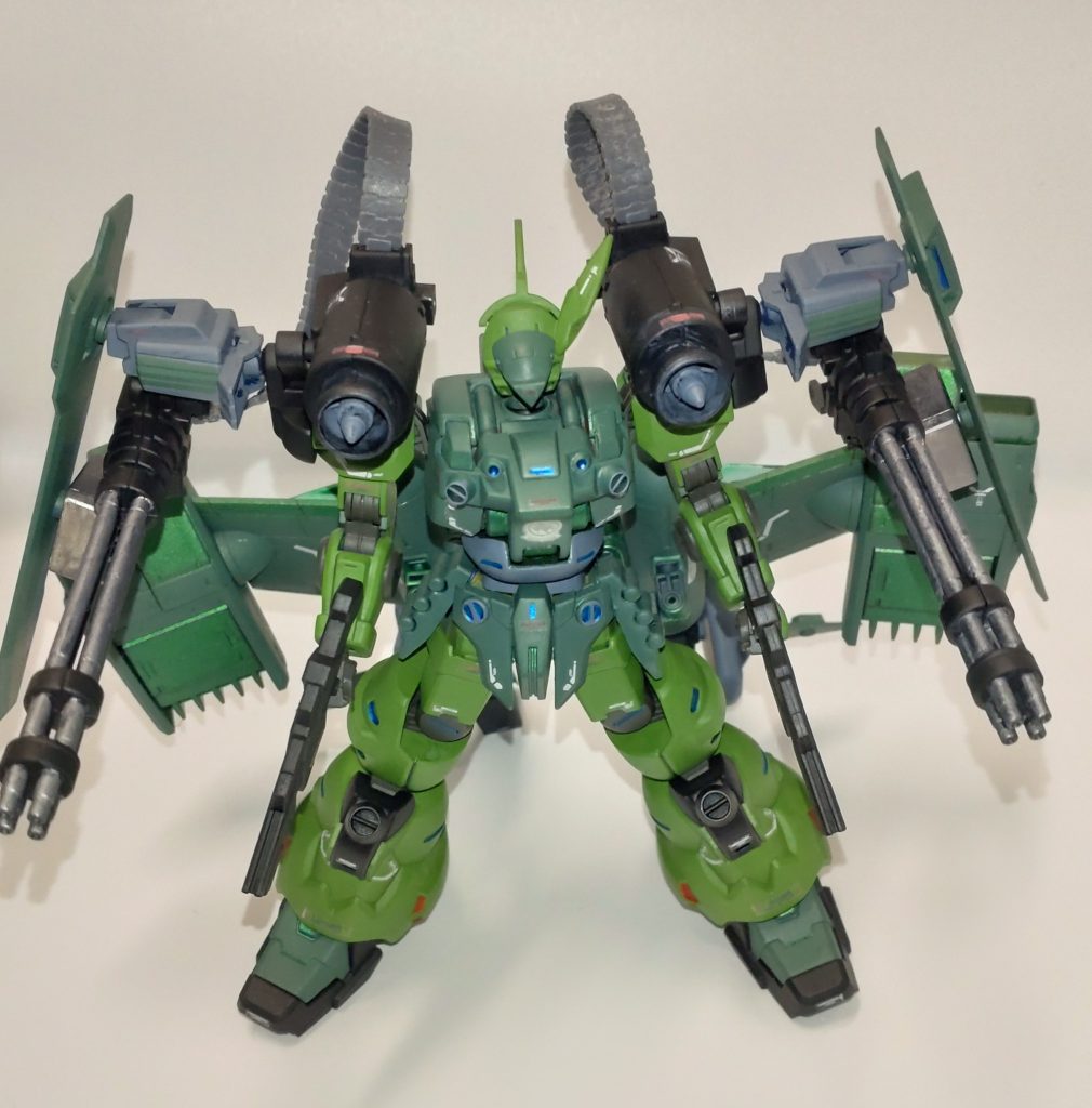 横幅が広く正面ですと全身が写らないので上からの画像です。細見のモンテーロとドッシリなディランザを組み合わせたら、マッチョな雰囲気にならないかな～と思いまして、あえてチグハグなミキシングにチャレンジしました。足首はジャンク、サイズ的に1/100のアストレイ系のパーツです。