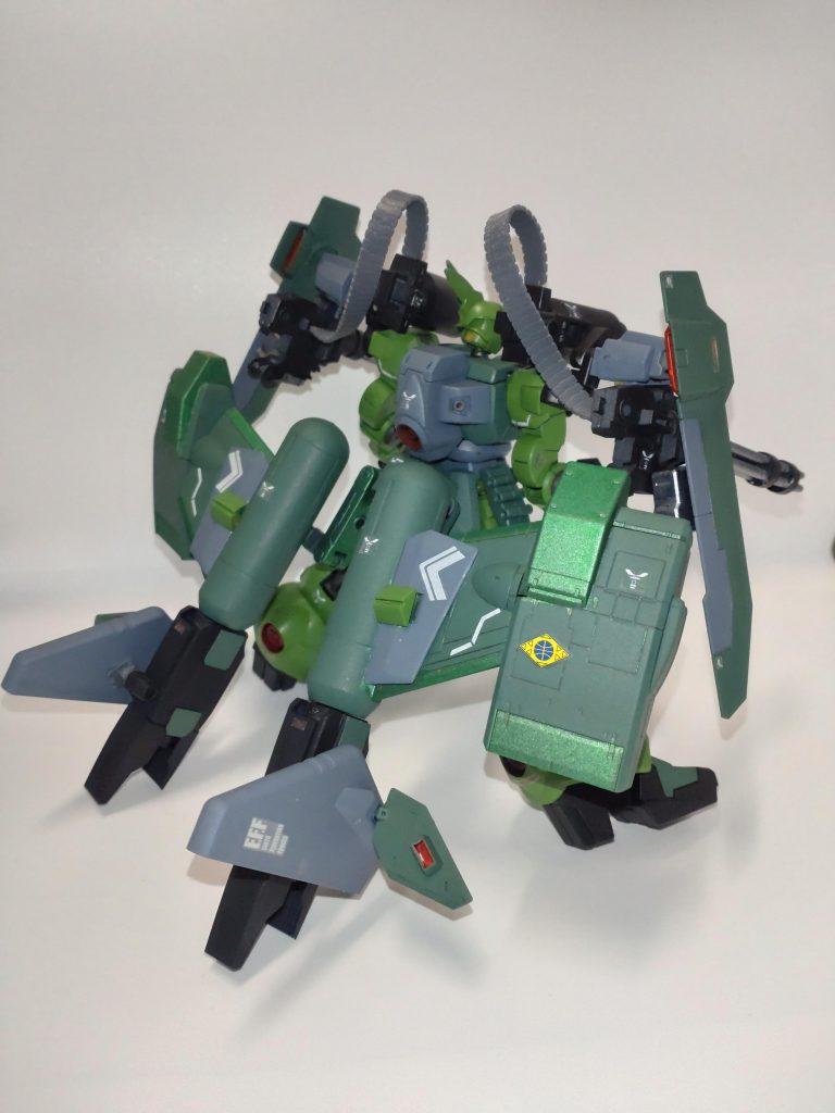 本体がゴツいので腰の跳躍ユニットも大き目です。バイアランカスタムの部品に、特価で売っていたストークキャリーのパーツを繋いでみました。どこでも安売りしてる上に、私的に形状がストライクな機体が多いので改造用に使いたいですね。