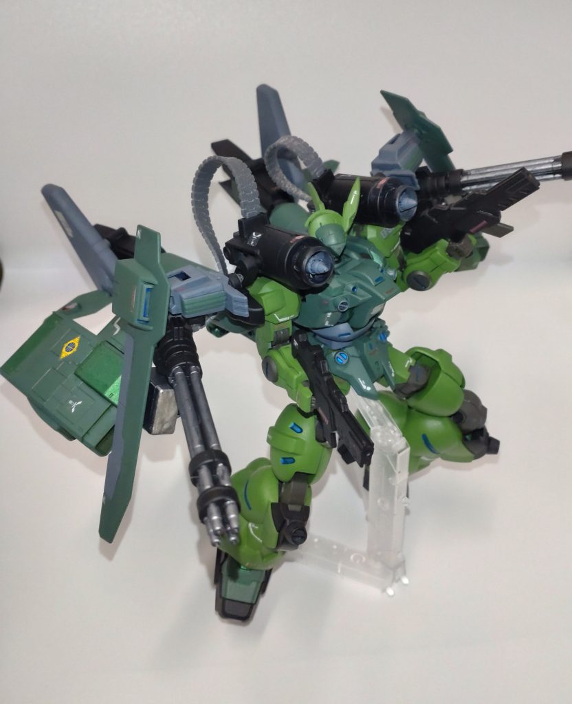 跳躍ユニットでムリヤリ飛行しながらガトリングで弾をバラまく、攻撃機にふさわしいスタイルに出来たかと思います。