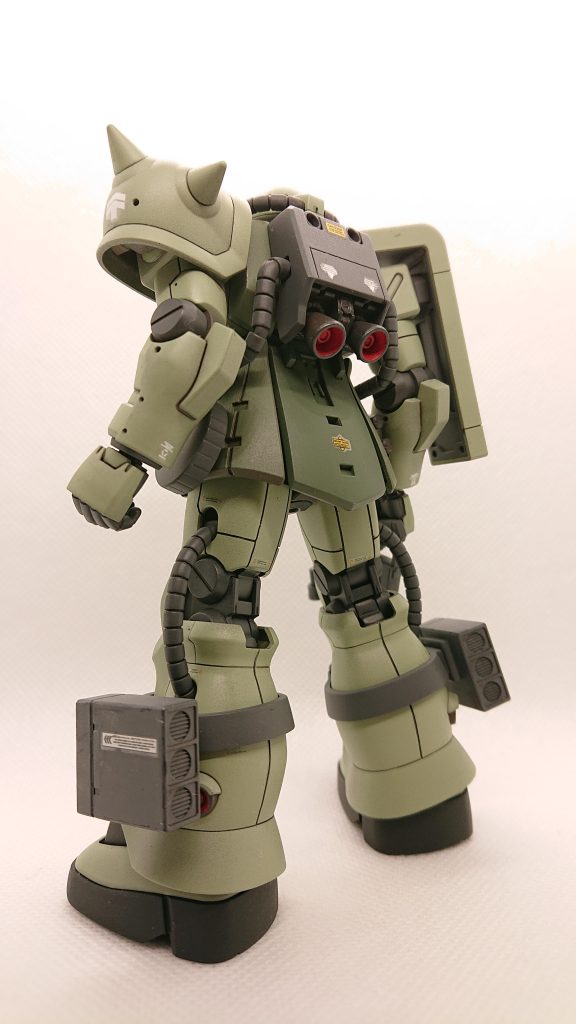 左側後方より。うーん、後ろ姿もカッコいい！！脚部のミサイルポットは以前地上戦キットを作成した際余った旧型の物です。こちらの方がミサイルが分離でき、唯一旧HGザクの方が勝っている点ですね。無改造でそのままF2の取り付け地具に使用できます。後期生産型なので武器に新旧互換性があった方が合理的(塗り分けが楽)だと思います。