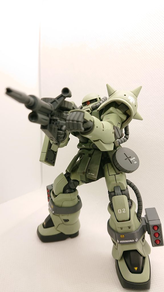 武器を構えた姿もとてもスムーズかつ自然にポージングできます。特に腕周りの出来は現行のリバイブザクよりも作りやすく、見た目も勝っていると思います。リバイブザクは可動を重視するあまり、ここは…。という点が何ヵ所かあります。