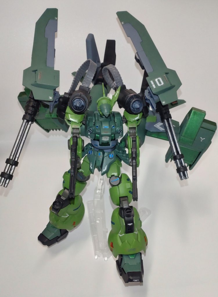 肩のガトリングユニットは弾倉、砲身ともにグリグリ動きます。画像は対地攻撃のイメージ。