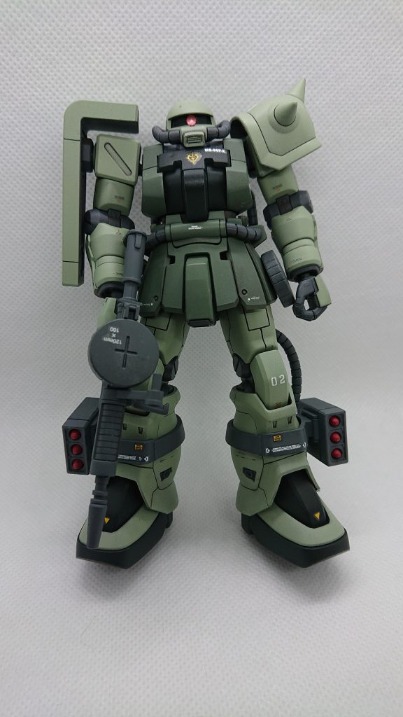 正面から。難しいことは何もしていません。というかキットの出来が良すぎて私には何もすることがありませんでした。脚部のフレアとショルダーアーマーの合わせ目を消したのみで、あとはストレート組です。