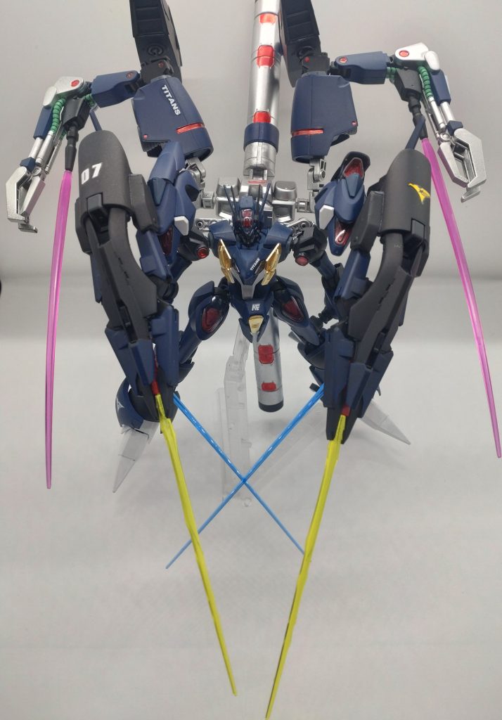 少し卑怯ですがシールドの隠しサーベルも展開して六刀流です。ご閲覧、ありがとうございました。