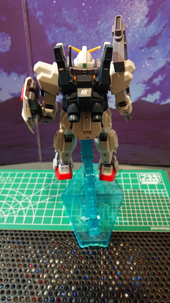 バックショットです。暗い色のパーツには白いデカールが良く映えるので、好きです。