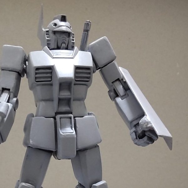 ガンダムライトアーマー（オラ設定）、武器と下地処理まで大体できました。次回は完成品投稿にしたいと思います。頭部アンテナはザク・デザートタイプ！ぴったり接着可能だったのにびっくりです！！シールドは1/4に切って「軽くしたぞ」アピール、ライフルはスプレーガンの性能強化風です。（1枚目）