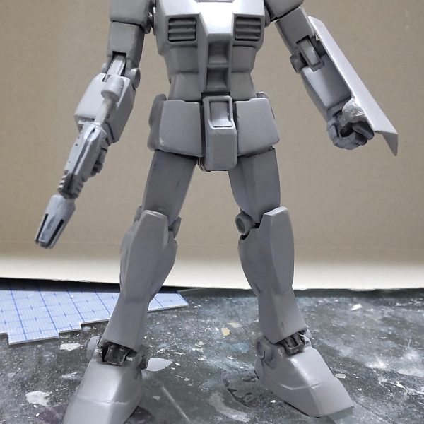 ガンダムライトアーマー（オラ設定）、武器と下地処理まで大体できました。次回は完成品投稿にしたいと思います。頭部アンテナはザク・デザートタイプ！ぴったり接着可能だったのにびっくりです！！シールドは1/4に切って「軽くしたぞ」アピール、ライフルはスプレーガンの性能強化風です。（2枚目）