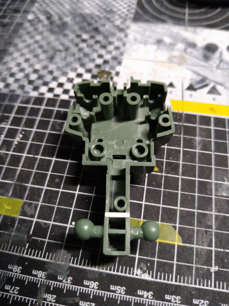 ストーリーにも投稿しましたが、今回も前年同様、股間節を移動してますが、今回はお手軽に、youtubeでやられていた方法で、股間節パーツを切り取ったら、1ミリプラ板を挟んで下に下げています。