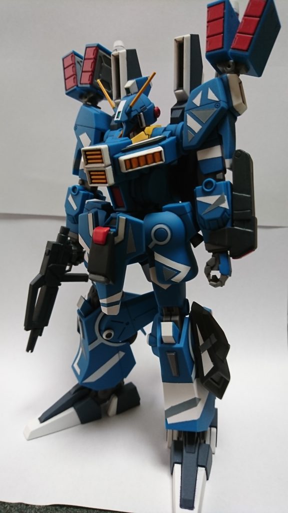 ライフルはジェガン、左腕にグレネード、左右脚サイドはビルド系スラスター、フロントセンタースカートにスラスター追加です。