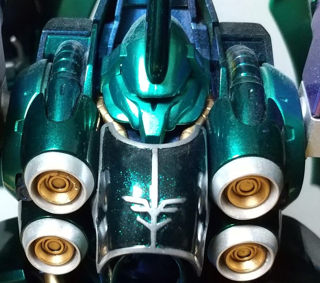 　胸パーツは黒の上にクリスタルカラーのトルマリングリーンをクリアで割ったものでまばらに塗布。怪しくキラキラするようにしました。