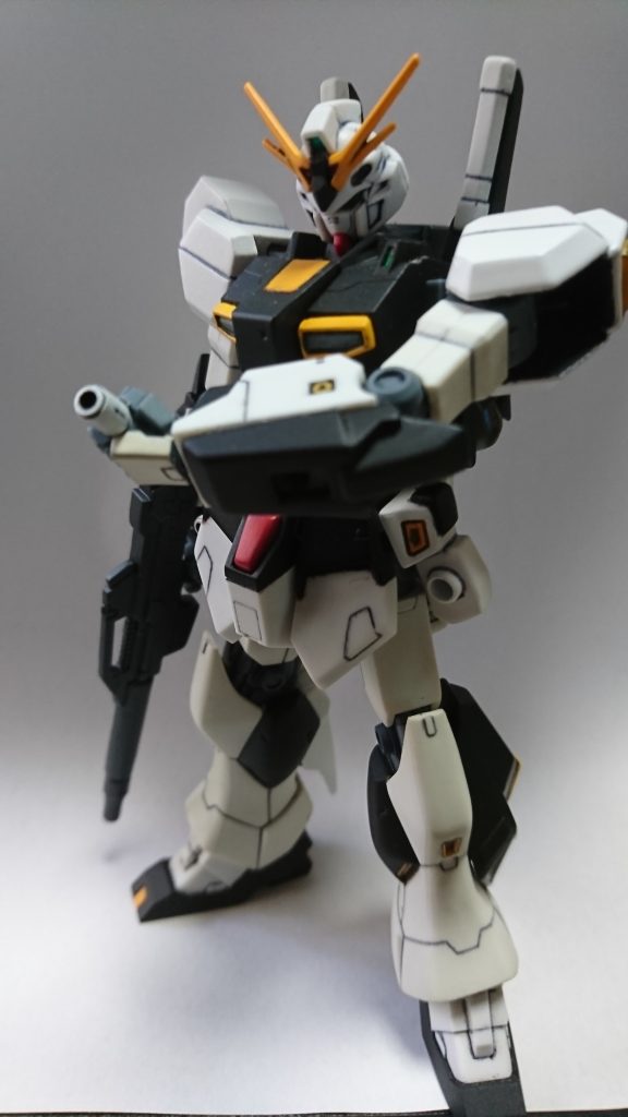 予備サ－ベルもちゃんと手に装備できます。サ－ベルの刃は無いですけど。