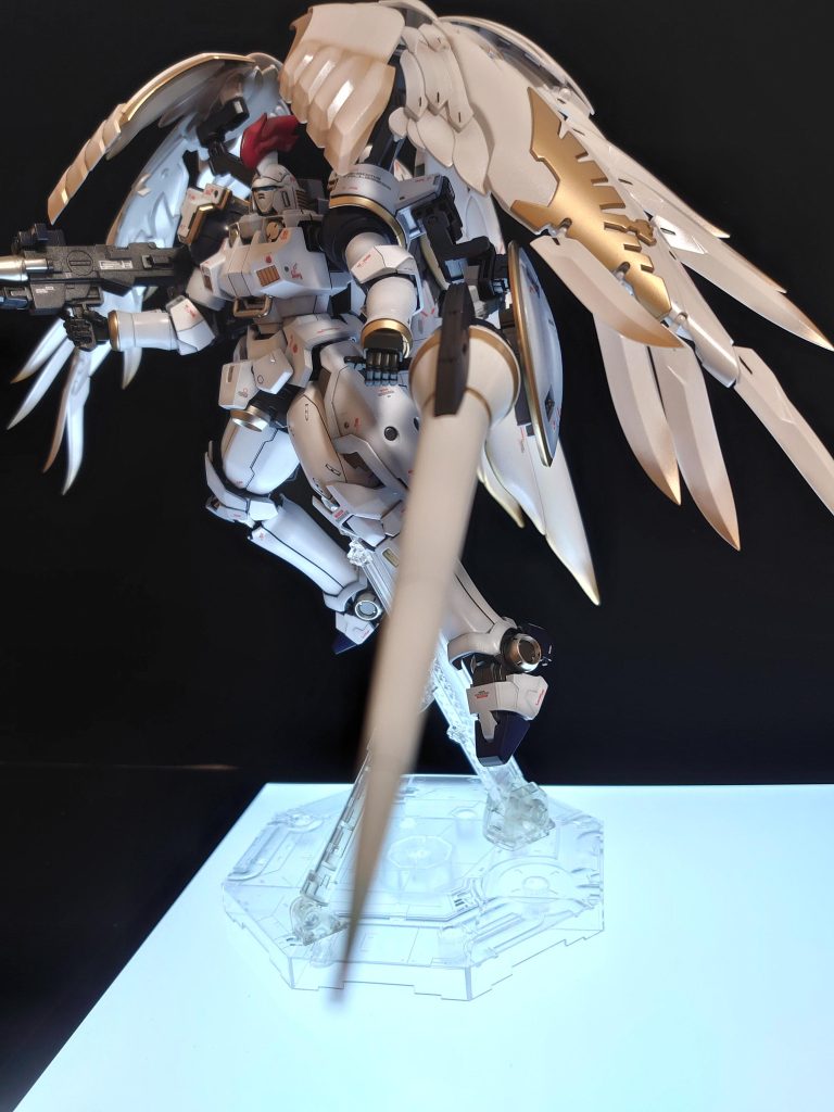 羽も武器もボリューミー。