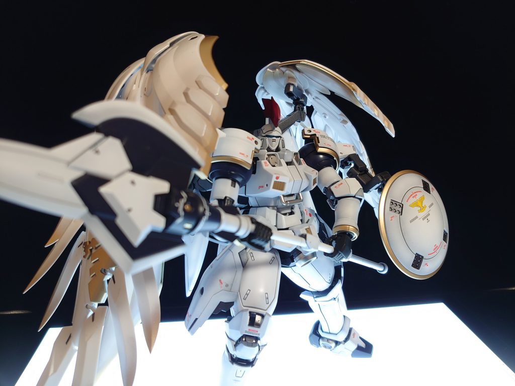 シールドカッコいいなぁ(自画自賛)野宿の人の機体みたいなポーズ