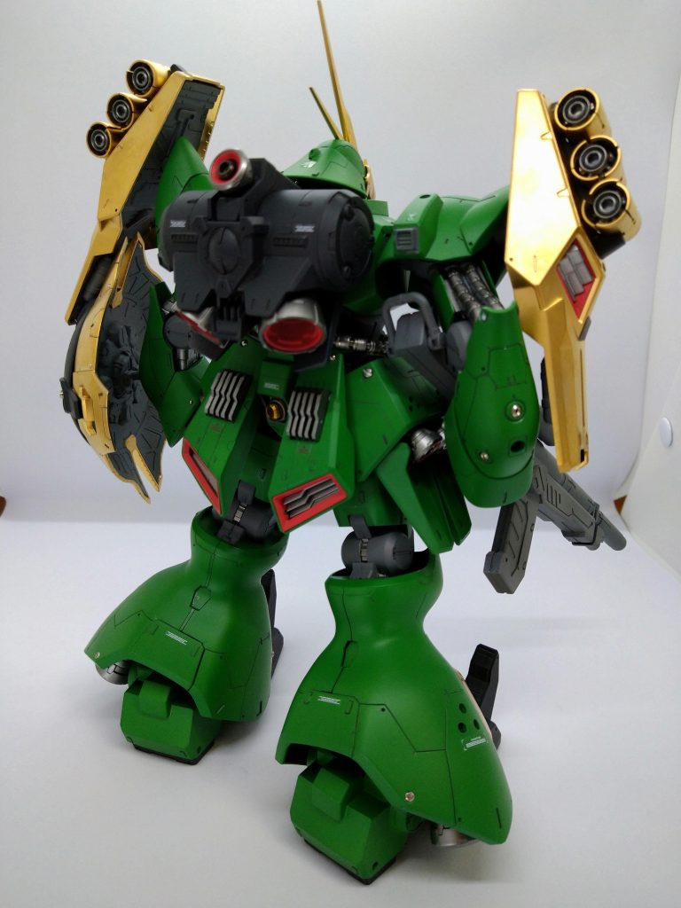 リアスカートには、プラ板でヒートシンクを作って埋め込んでみましたが、工作精度がちょっとアレな感じになってしまいました・・・。