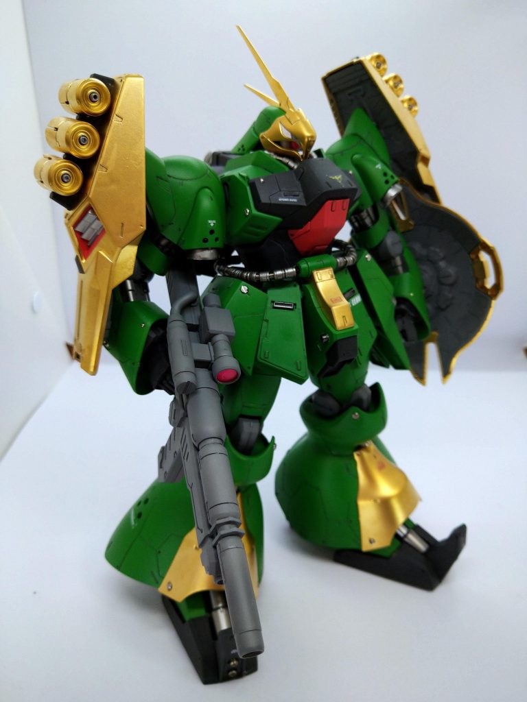 大きなキットなので間延びしないように、全身にスジ彫り、プラ板ディテール、ブチ穴、メタルパーツを配してディテールアップしています。