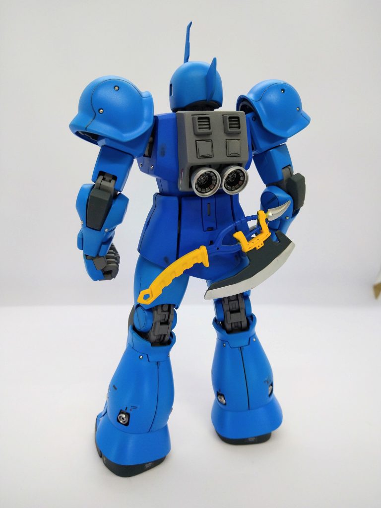 MG旧ザクは、ザクⅡが発売されたあとのキットなので、動力パイプ周辺のディテールが残っているのが、開発順から考えると変なので、跡形もなく消しています。肘部分はデザインが違う事に塗装時に思い至ってしまった為、まあいいわとザクⅡのままのデザインです。