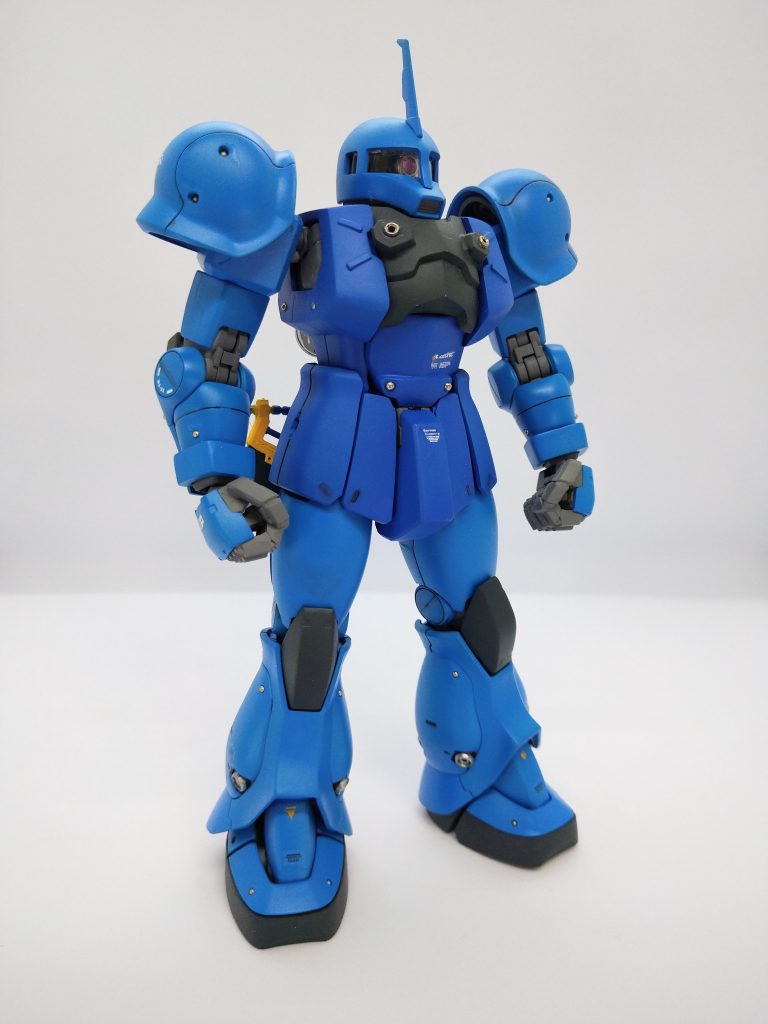 手は1/100ジオン用のビルダーズパーツを使用しましたが、つけてみると・・・なんかデカくない？まぁ、力強いマッシブな印象が出ていいかな、とそのまま使用。前腕は膨らみをパテで増して、ケンシロウの前腕のようなイメージに形状調整。前腕手首の段差はプラ板を貼って厚みのガイドを作ったのち、パテで整形。胸両脇のモールドはプラ板で再現、脛前面裾のフレア部分をプラ板とパテで延長し広げて、足のストンとした直線感を緩和しようとしたのですが、あんまり効果高くなかったですね・・・