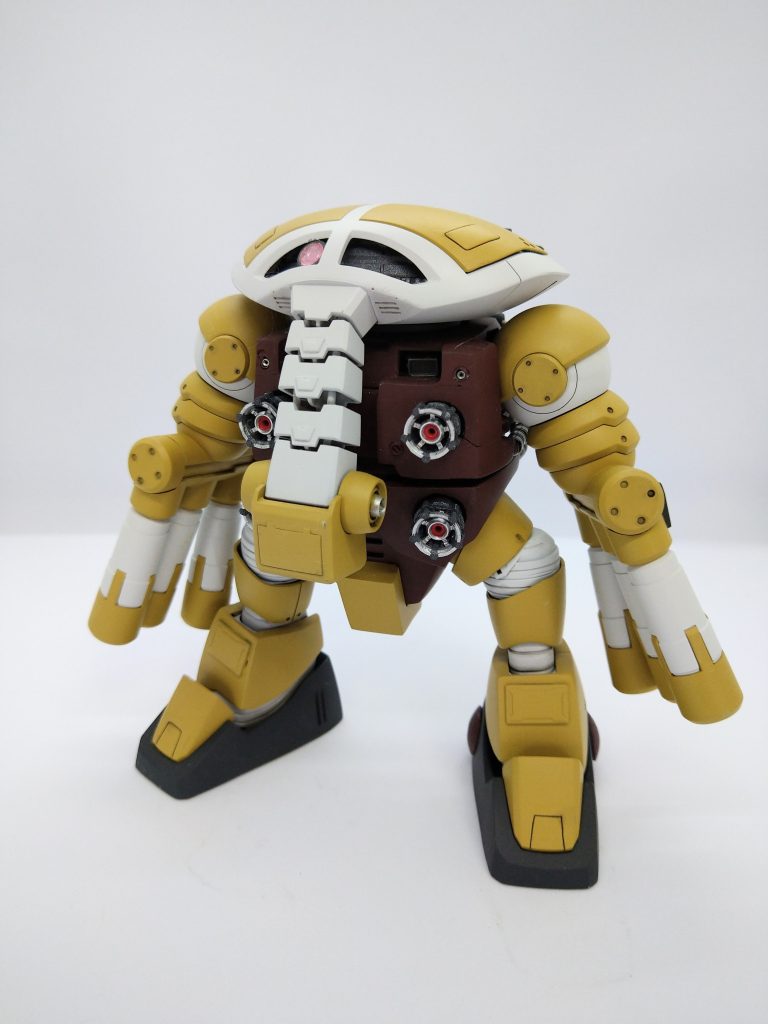 足がどうにもなので、アッガイの足を移植。ジュアッグの爪先を切断して、アッガイの足首にくっつけ整形してます。なかなかのパワープレイですが、それなりに見れるのが不思議