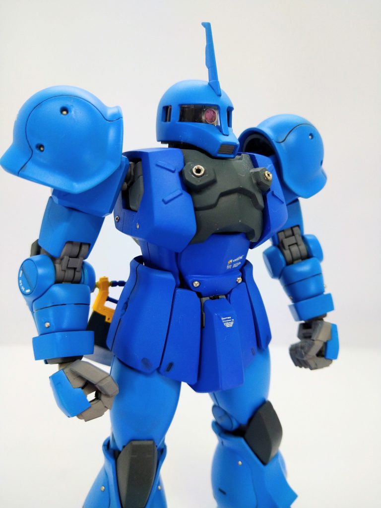 各種メタルパーツを使ってディテールを足しています。塗装はクレオスのラッカー塗料を使用。公式カラーは、胴体がミリタリーカラーっぽいブルーグレーですが、ランバ・ラルのカラーとして馴染みがないなーと思い、グフのカラーリングでまとめる事にしました。旧モデルのザクは、アニメ設定画稿のデザインラインを上手く昇華してリデザインしてるんだなと、改めて旧MGのザクの偉大さを認識しました。