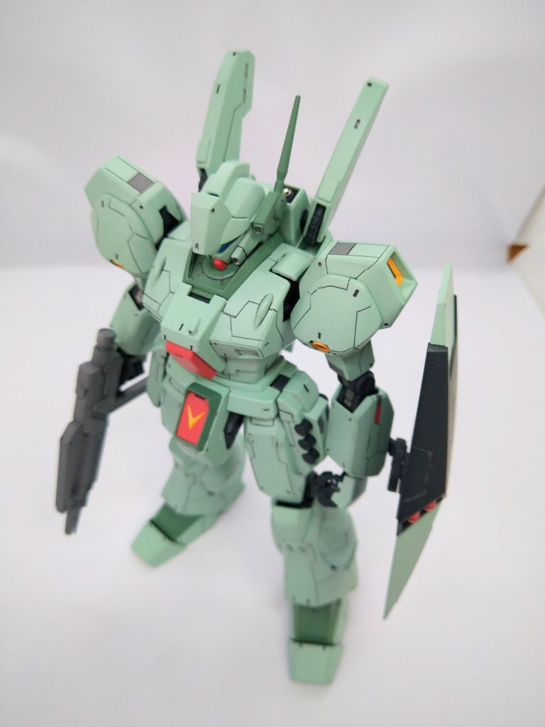 そしてこの時期、スジ彫りを間違えて左右非対称な箇所がでる病にかかっており、このジェガンも胸部のスジ彫りを間違えていることにスミ入れ時に気付くという・・・