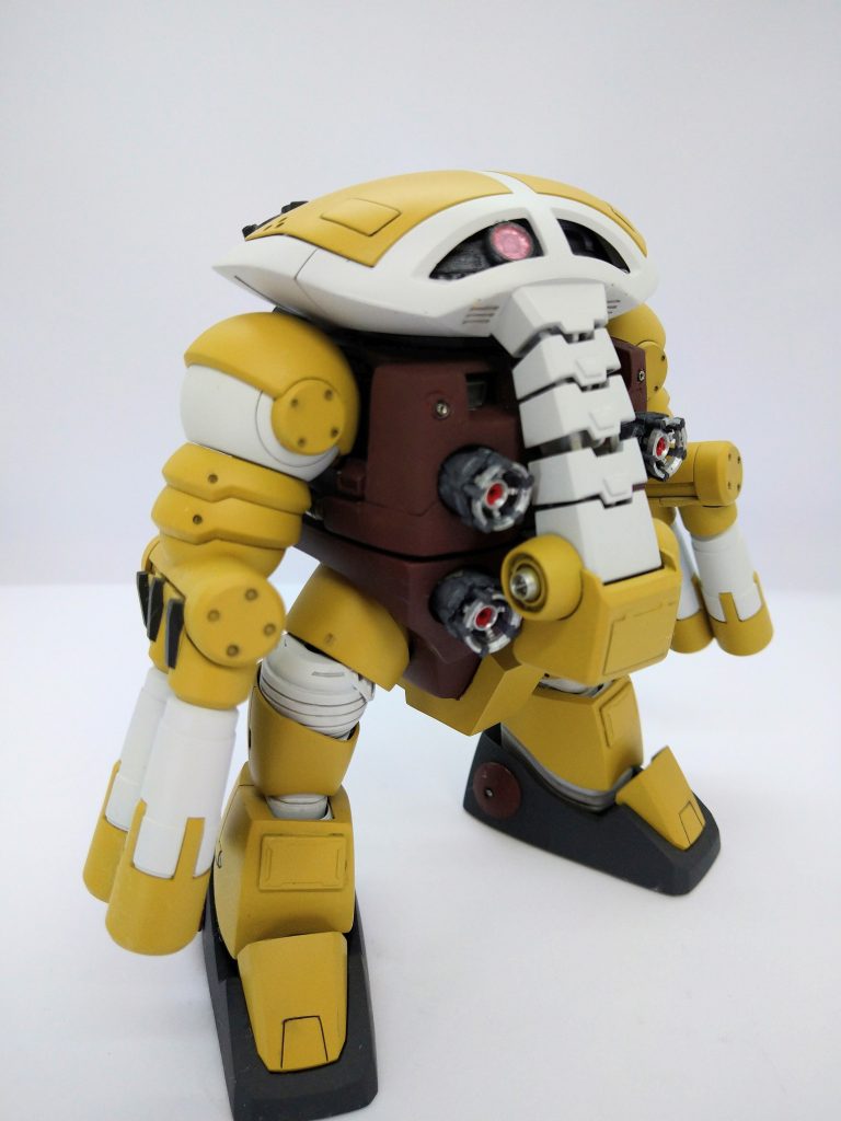 胴体も大幅に形状変更し、ビーム砲4門をビルダーズのバーニアパーツを使用して、派手にしました。胴体はポリパテで結構重たくなってます。