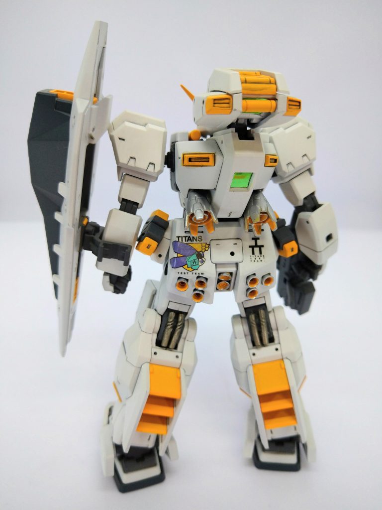 リアアーマーのスラスターノズルを全てディテールアップパーツに置き換え、バックパックのバーニアはビルダーズパーツのバーニアに置き換えています。トサカ部の細い黄色いバーは、細いプラ棒か真鍮線に置き換えたような気がします。センサーやカメラはラピーテープ貼ってます。