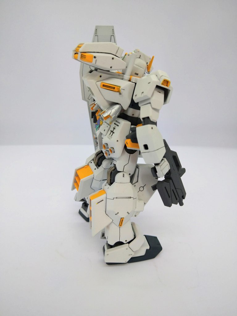 この頃はホワイトを、グランプリホワイトで塗ってたので、ウォームグレーぽい見た目になってます。