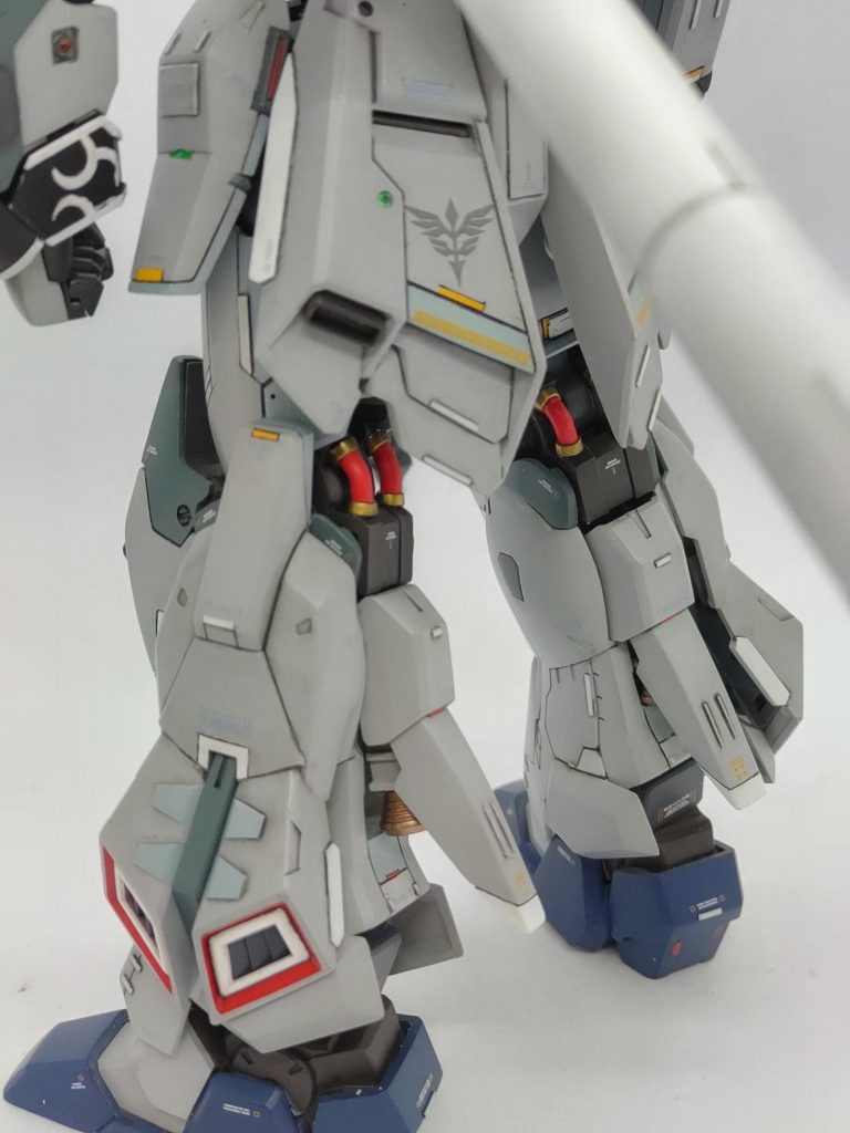 膝裏のパイプをリード線に変えました。各所スジボリを追加したり、プラ版の細切れを貼り足して、ディテールを増しております。色んなとこに何かしらやったのですが忘れてしまいましたw