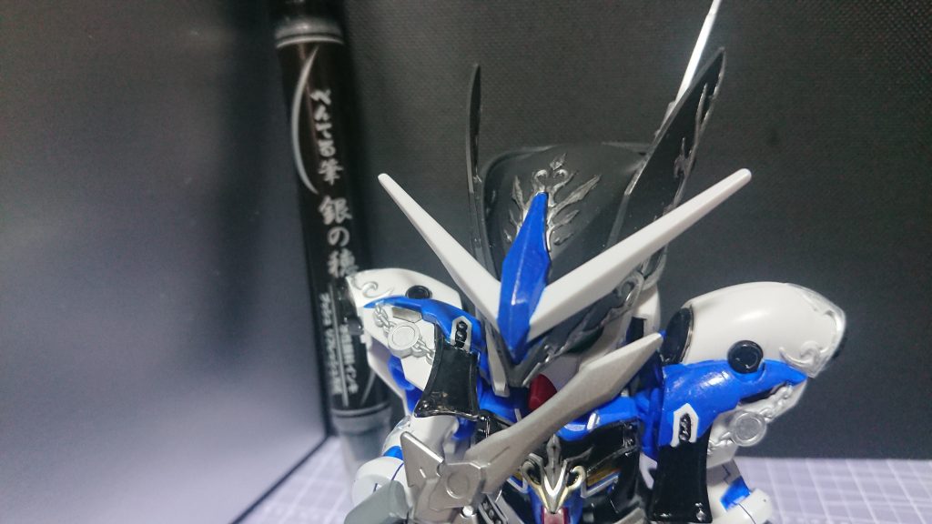 塗ってて楽しいけど細かい部分が相変わらず大変なSDでした。なお、本当はマントとかあるんですが、不慮の事故により付け根が折れたので現在修理中です。(完成未定)で、「銀の穂」ですが、実際発色良くて塗りやすい良い筆ですよこれ。ただ水性なので乾燥は遅く、なおかつ触るとすぐ剥がれるんで表立った使い方は難しいかも。まず触らない場所にちょっと使うのならかなり有用なので一本持っておくと便利ですよと宣伝して今回は終わっておきます。